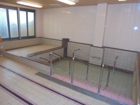 浴室は広くなっているので、入居者様が大勢で入浴できる。すりガラスの大きな窓があり明るい。手すりが付いているので、浴槽へ安全に入れる。
