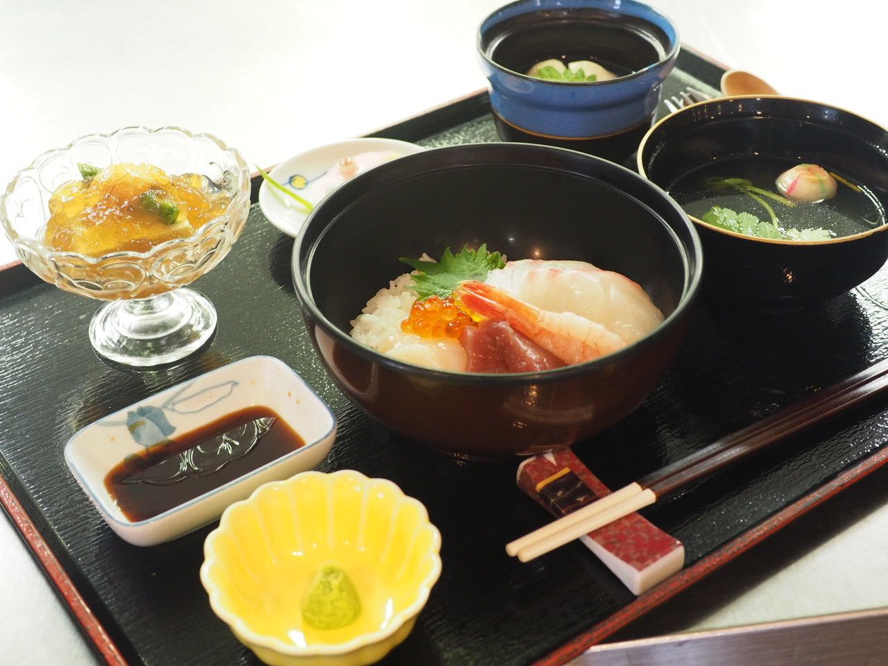 新鮮な食材、食材が活かされる器など味と見た目にもこだわっている。五感を刺激することにより、食事を楽しめる工夫をしている。