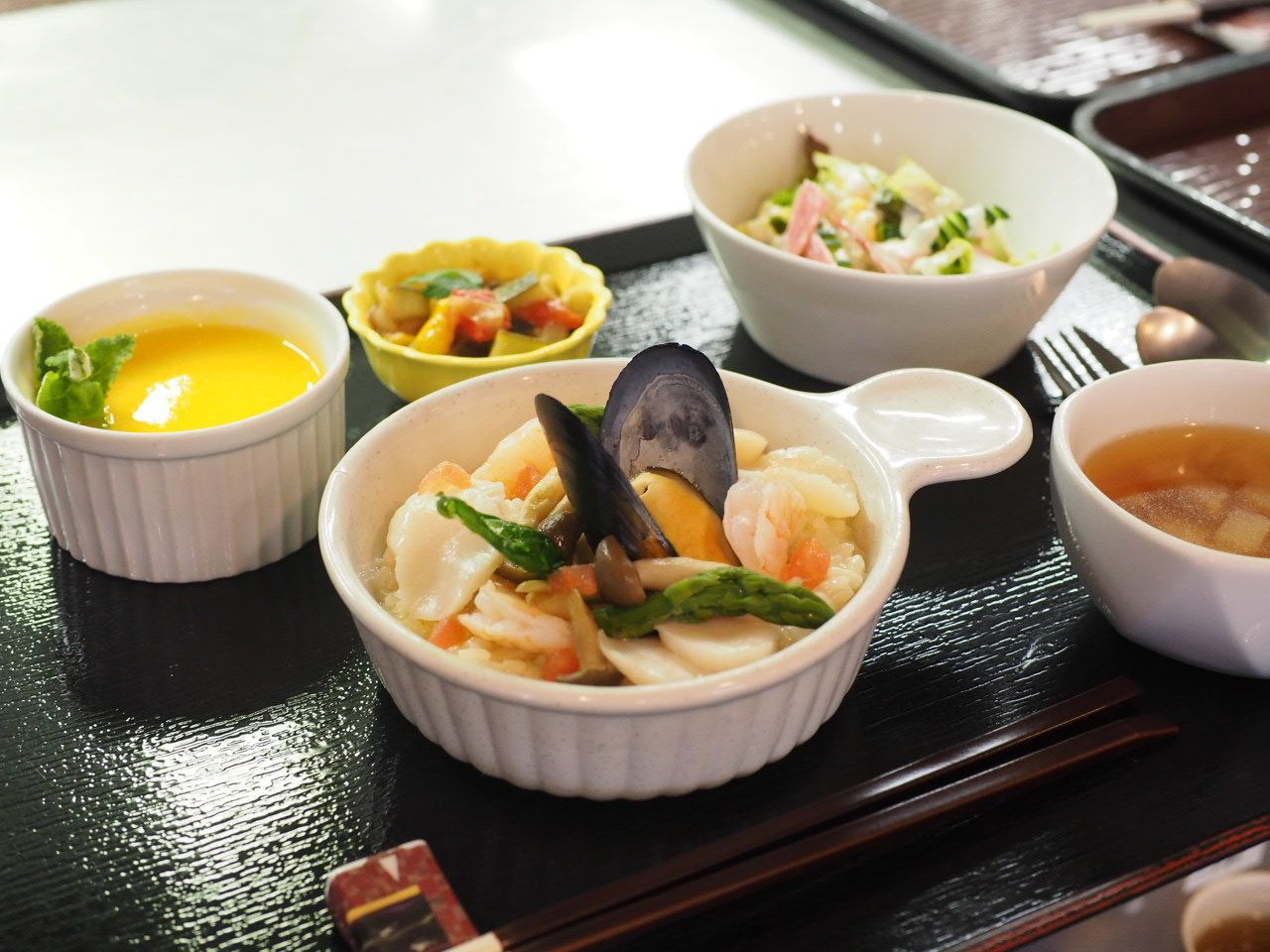 洋風の料理も取り入れ、バリエーション豊かな献立を用意している。食べることで健康維持につながるように、食事に力を入れている。