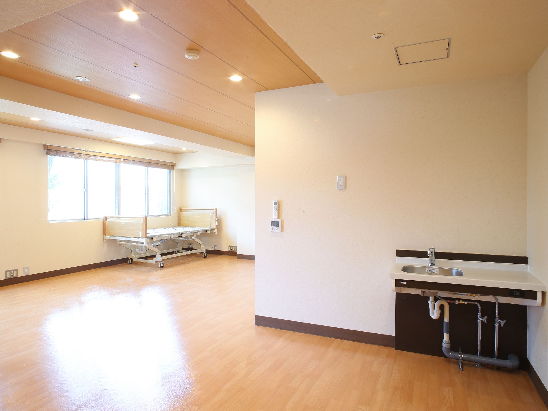 居室内には手洗い場が設置されている。また、エアコンが完備されており、室温を調整することができる。コンセントもある。