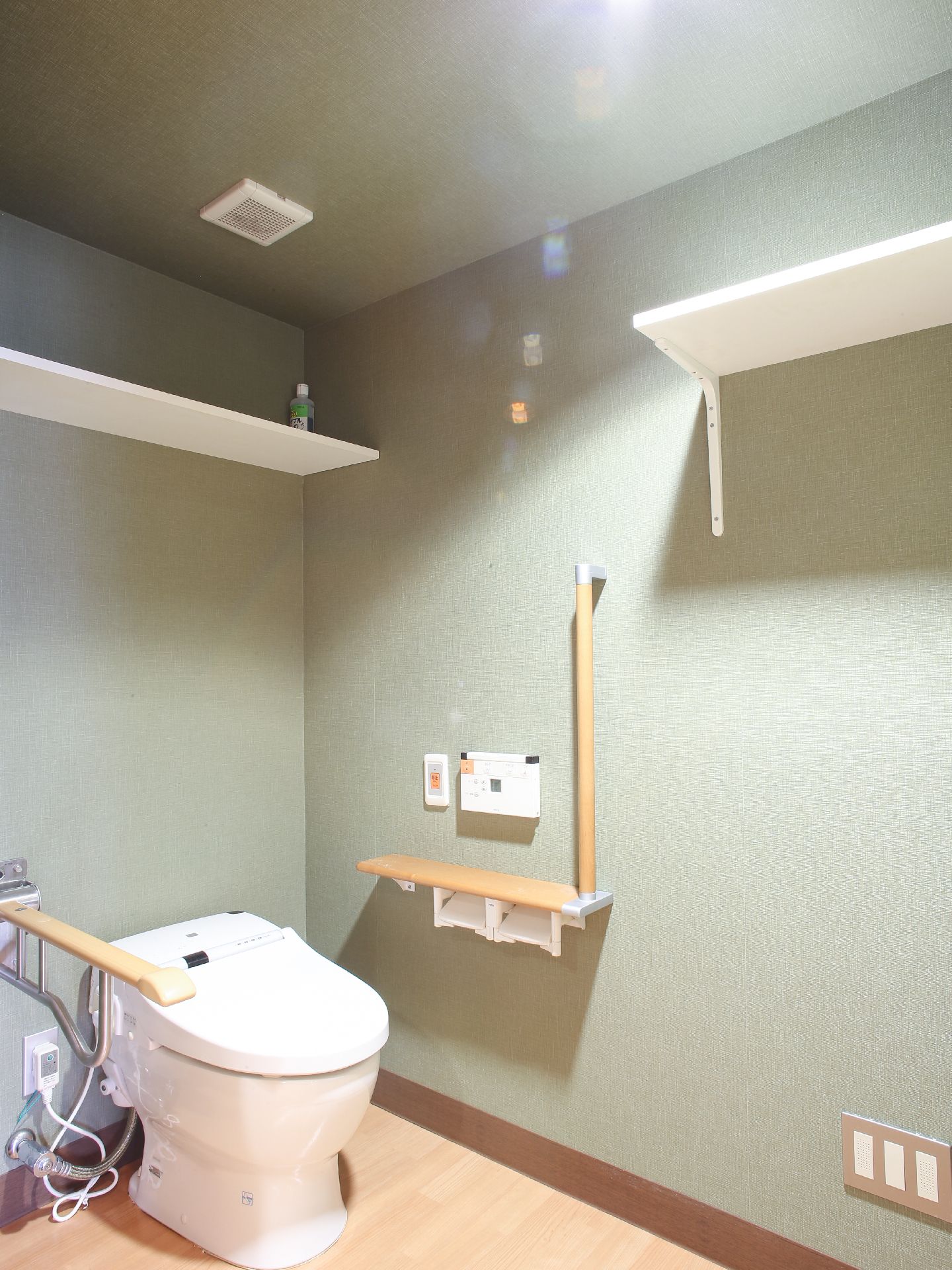 トイレには立ち居する時に便利な手すりと、ひじ掛けにも使える可動式の手すりが設置されている。また、ナースコールもある。