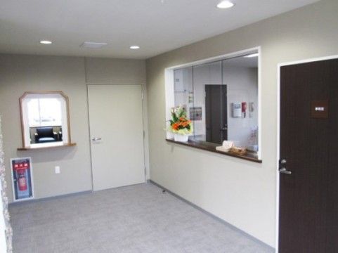 訪問の際、まず来訪者様には受付にお声かけいただいている。面会の入居者様のところまでスタッフがお連れしている。