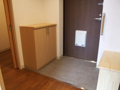 居室の玄関は手すりが設置されており、段差もないため、足腰の弱い入居者様や車椅子をご利用の方も楽に出入りができる。