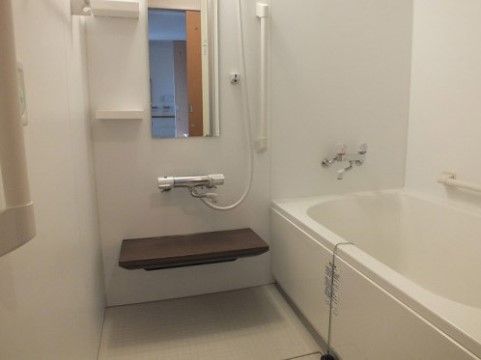 浴室には手すりが備え付けられており、立ち座りなどを楽にすることができる。棚も設置されており、シャンプーなどの整理がしやすい。