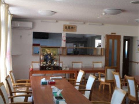ゆとりのあるスペースに椅子やテーブルが並んでおり、たくさんの入居者様とふれあいながらお食事をお楽しみいただける。