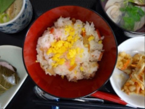 主食はちらし寿司で、あさり汁や茶わん蒸しが添えられたメニューである。盛り付けにも気を配っており、彩り豊かである。
