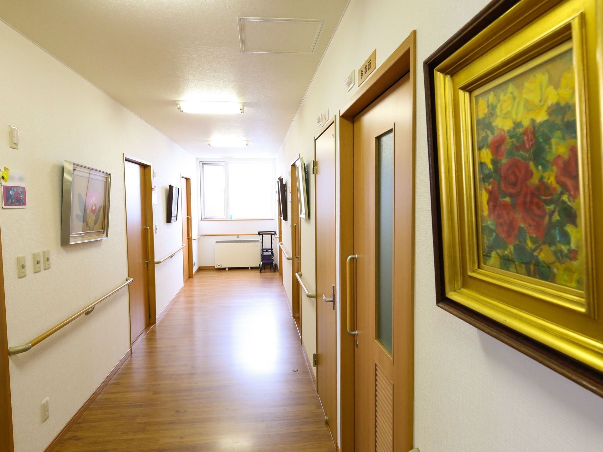廊下のドア同士の間の壁には、額縁に入った絵画が飾ってある。多くのドアは縦向きに取っ手が付いたスライド式である。