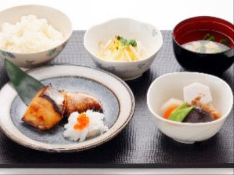 焼き魚におろし大根といくらが添えられているおしゃれな食事