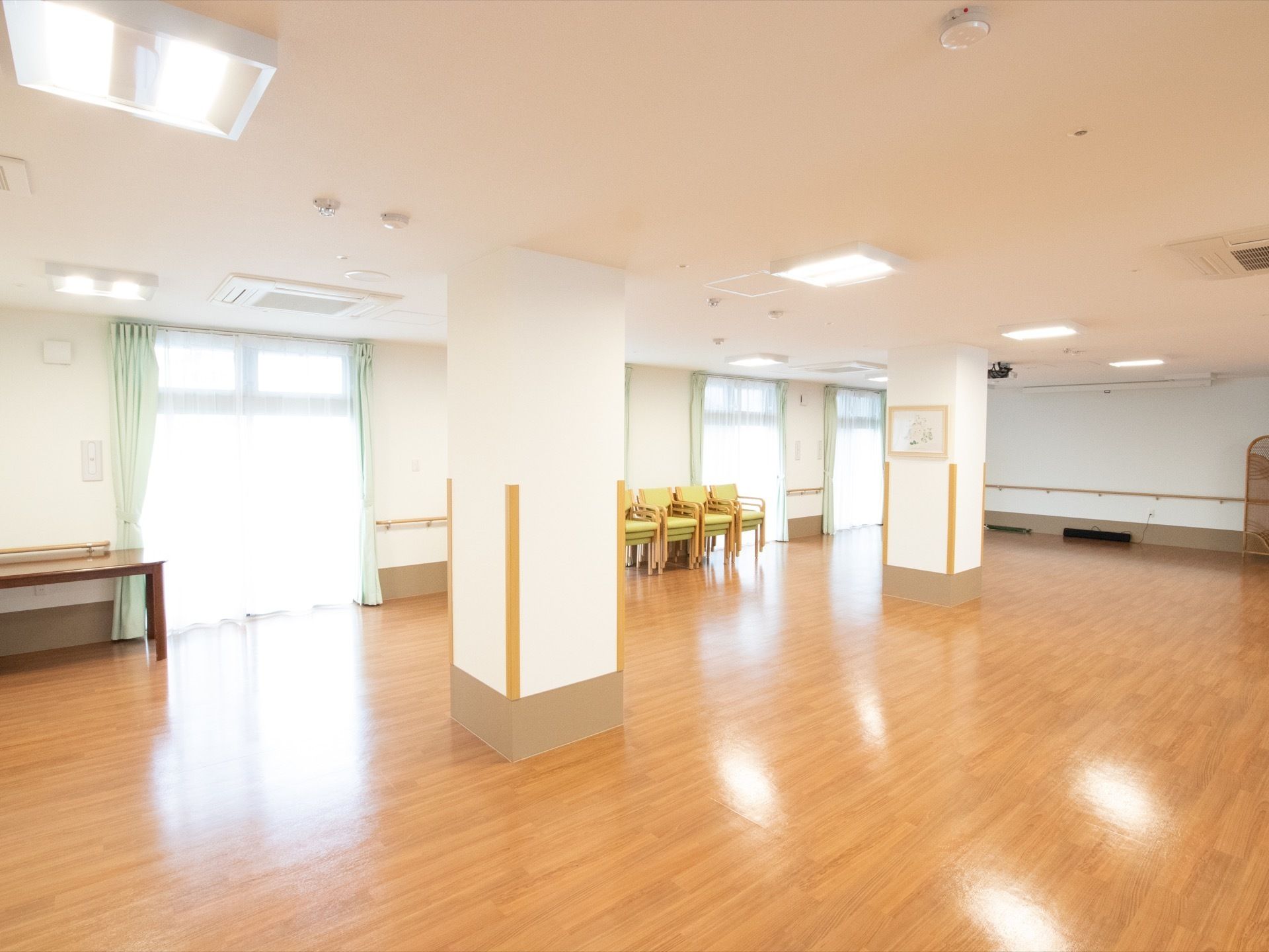 柔らかい照明がたくさんついた食堂がある。窓が大きく、陽射しが良く入っている。天井にプロジェクターがついている。