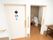 トイレが２か所あり、扉はスライドドアになっている。１か所の扉は開いており、中には白い洋式便器が見える。