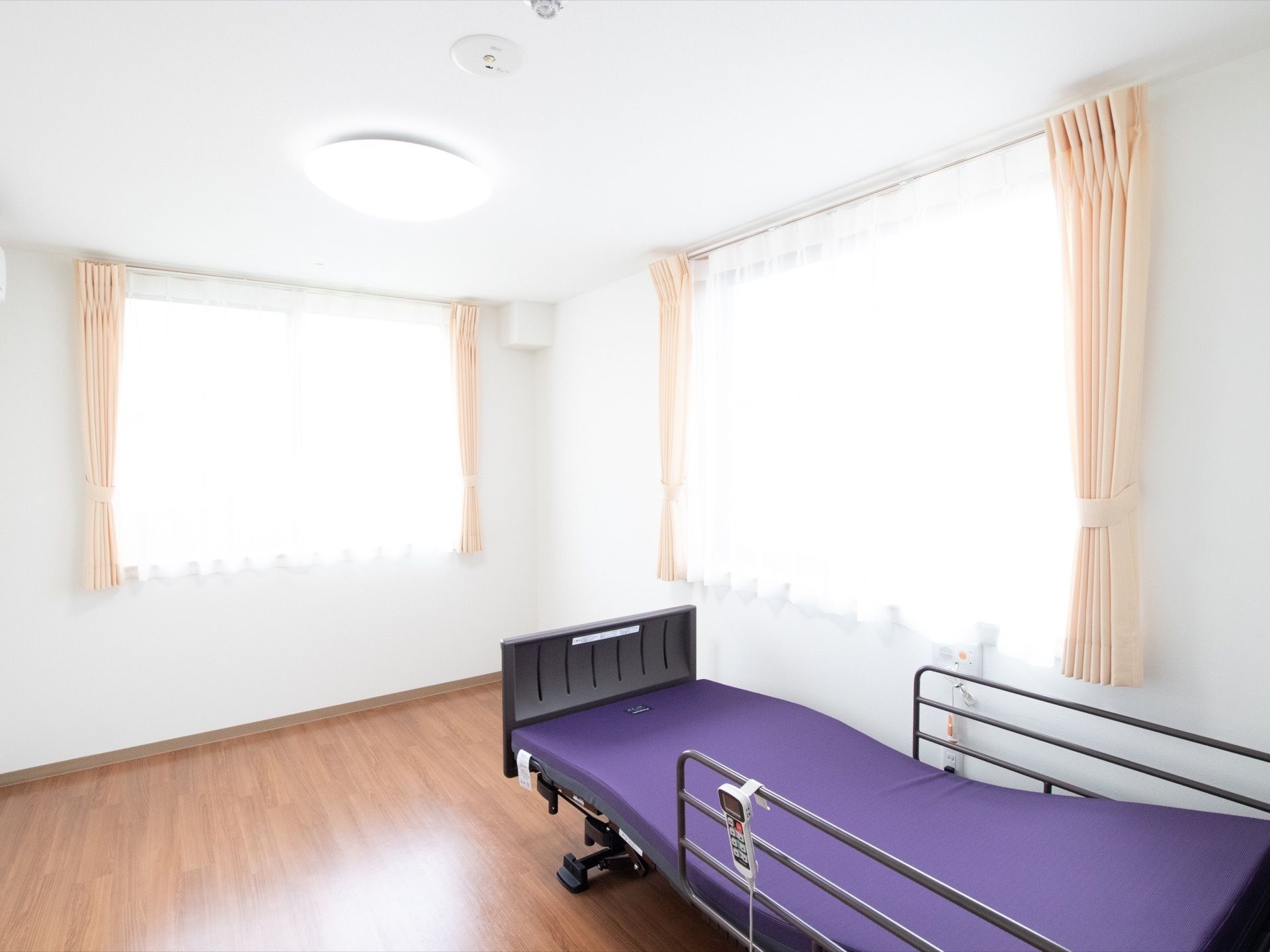 大きな窓からはよく光が入り、日当たりも良い。床はフローリングになっており、ベッドが1台置かれている。