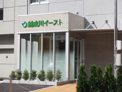 玄関部分はノンステップとなっていて、正面から横向きにドアが開いている。上部には屋根が設置されている。