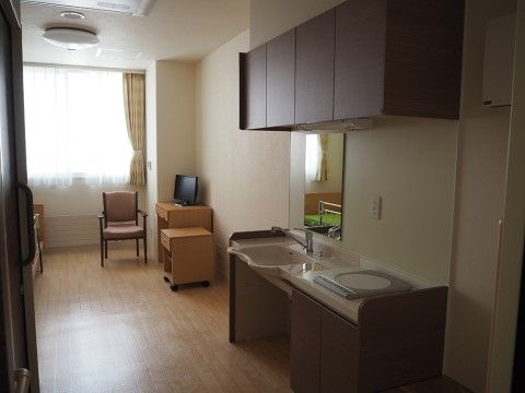 窓からやわらかな光が注ぎ込んでいる居室である。ミニキッチンが設置されており、簡単な料理やお茶タイムが楽しめる。