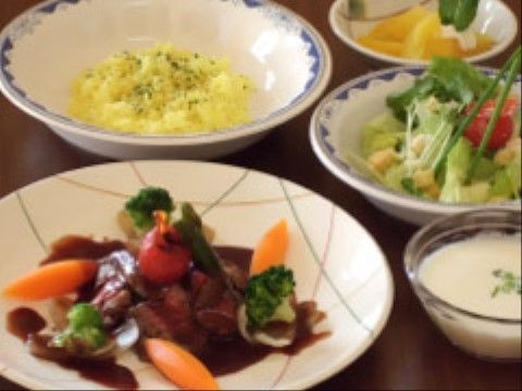 テーブルの上にサラダ、メインディッシュ、主食に小鉢が1皿とデザートが配置されている。全体的に野菜が多くなっている。