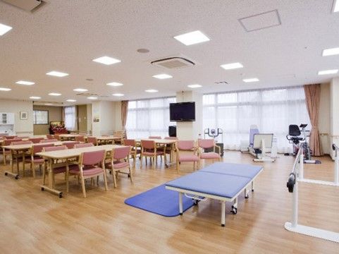 テーブルセットが並ぶ広いダイニングの一角に設置されている、数種類のリハビリ機器