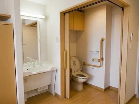 居室のトイレと洗面台はすぐ近くに配置されてあり、歩行に少し難のある入居者様も安心して利用することができる。