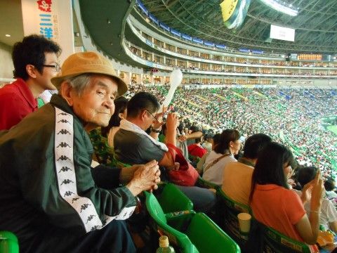 野球観戦での一枚。施設内でテレビから実況を見るだけでなく、実際に試合に赴いてスタッフと一緒に試合観戦を楽しむこともできる。