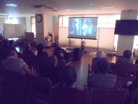 施設内でスクリーンを利用した映画鑑賞をすることもできる。テレビで見るのではなく映画館さながらの雰囲気で楽しむことができる。