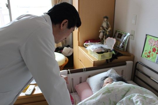 外に診察に行くことが難しい入居者様には医師が訪問診察を行う。起き上がることや歩行の難しい入居者様へはこのような取り組みを欠かすことがない。