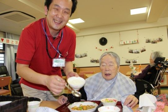 食事のときもスタッフが明るく笑顔に補助しており、楽しく食事を楽しむことができる。常にスタッフが傍にいるため、不安になることはない。
