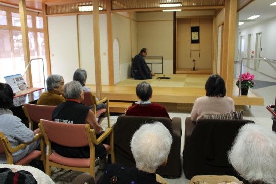 お茶会のイベントでは、外部の茶道家がお茶を点てるのを披露してくれる。お茶や和菓子を美味しくいただくことができる。