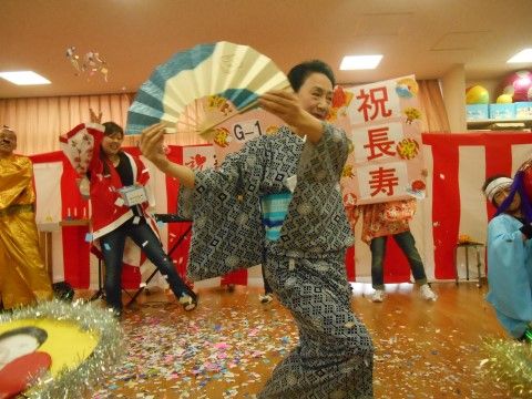 入居者様の長寿をお祝いしたイベントでは、スタッフや外部の演者が華やかにダンスをしたり歌ったりして祝福している。