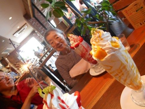 スタッフが付き添い、喫茶店にパフェを食べに行ったときの様子。施設では入居者様の夢を叶える取り組みをしている。