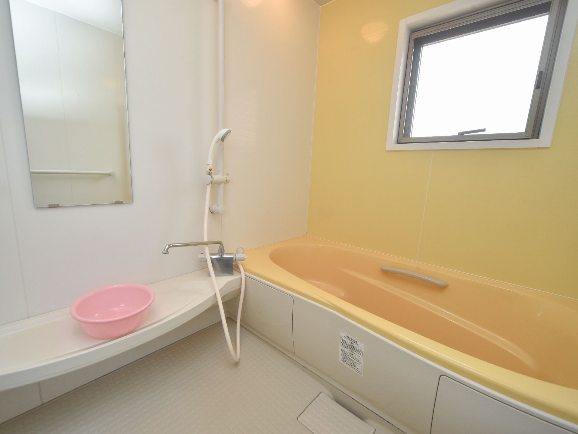 浴槽内にも手すりが付いており、安全に立ち上がることができる。浴槽は広く足を延ばして入ることができる。