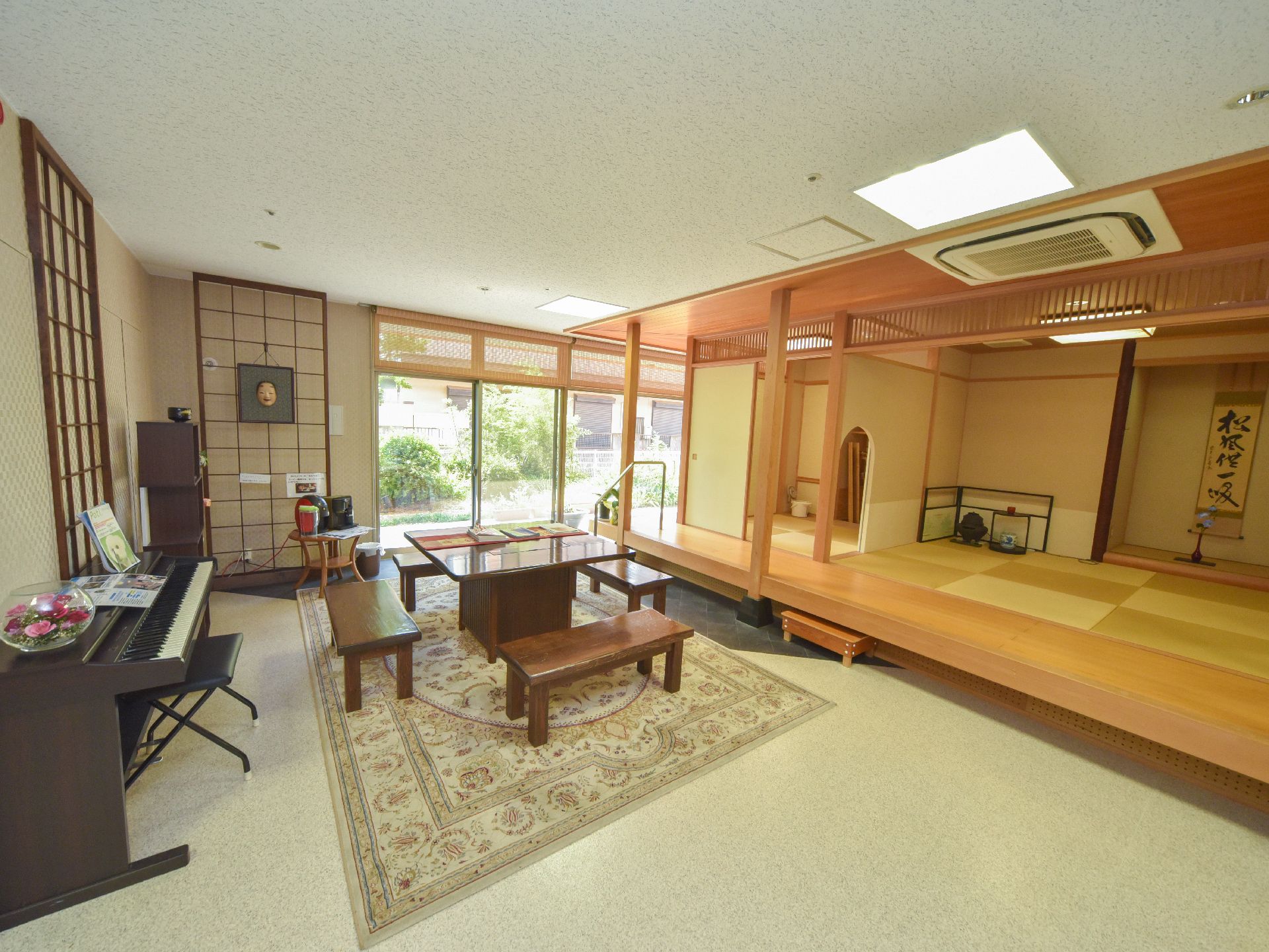 娯楽室は、利用者が趣味にできるものが揃っている。電子ピアノだったり、お茶だったりと楽しめることがたくさんある。