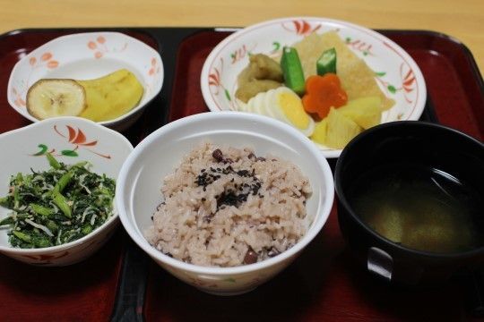健康を意識した食事。塩分など健康に影響のあるものをよく考慮した献立をスタッフは作るよう日々心掛けている。