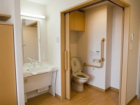 居室のトイレと洗面台はすぐ近くに配置されてあり、歩行に少し難のある入居者様も安心して利用することができる。
