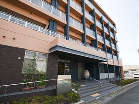 オレンジを基調としたマンションのような外観をした場所が当施設である。外出時も目立つ色調の外観のため、どこに戻るか分からなくなることはない。