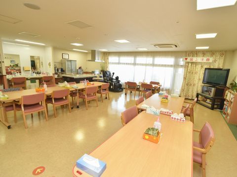 二列に分かれて縦並びになっているテーブルセットが設置されているダイニング