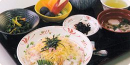 ちらし寿司とにゅめんとフルーツのデザート