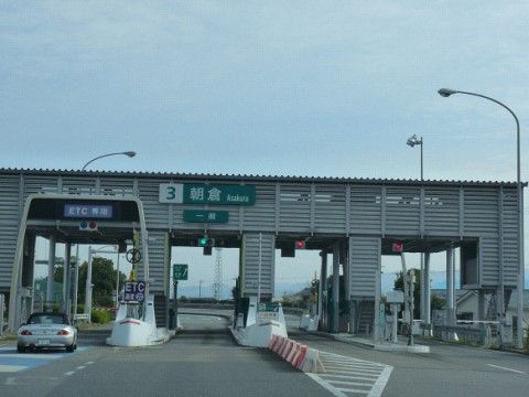 最寄りのインターチェンジ。ETCレーンと通常レーンが1本づつあり、整然としたインターチェンジとなっている。