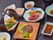 きんぴら、固形燃料でに建てているお鍋のほかにお吸い物もついている。タケノコご飯がおむすびになっている。