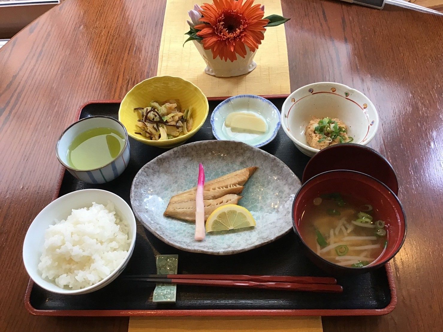 お洒落に盛り付けされた、国際色の豊かな食事メニュー