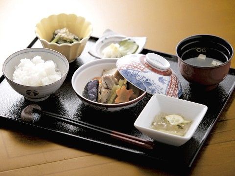 ごはん、汁物、煮物などのおかずが数種類並んだ、和食中心の食事