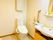 広々としたスペースにトイレと洗面台が備わっている。洗濯機スペースも用意されている。緊急呼び出しボタンも設置されている。