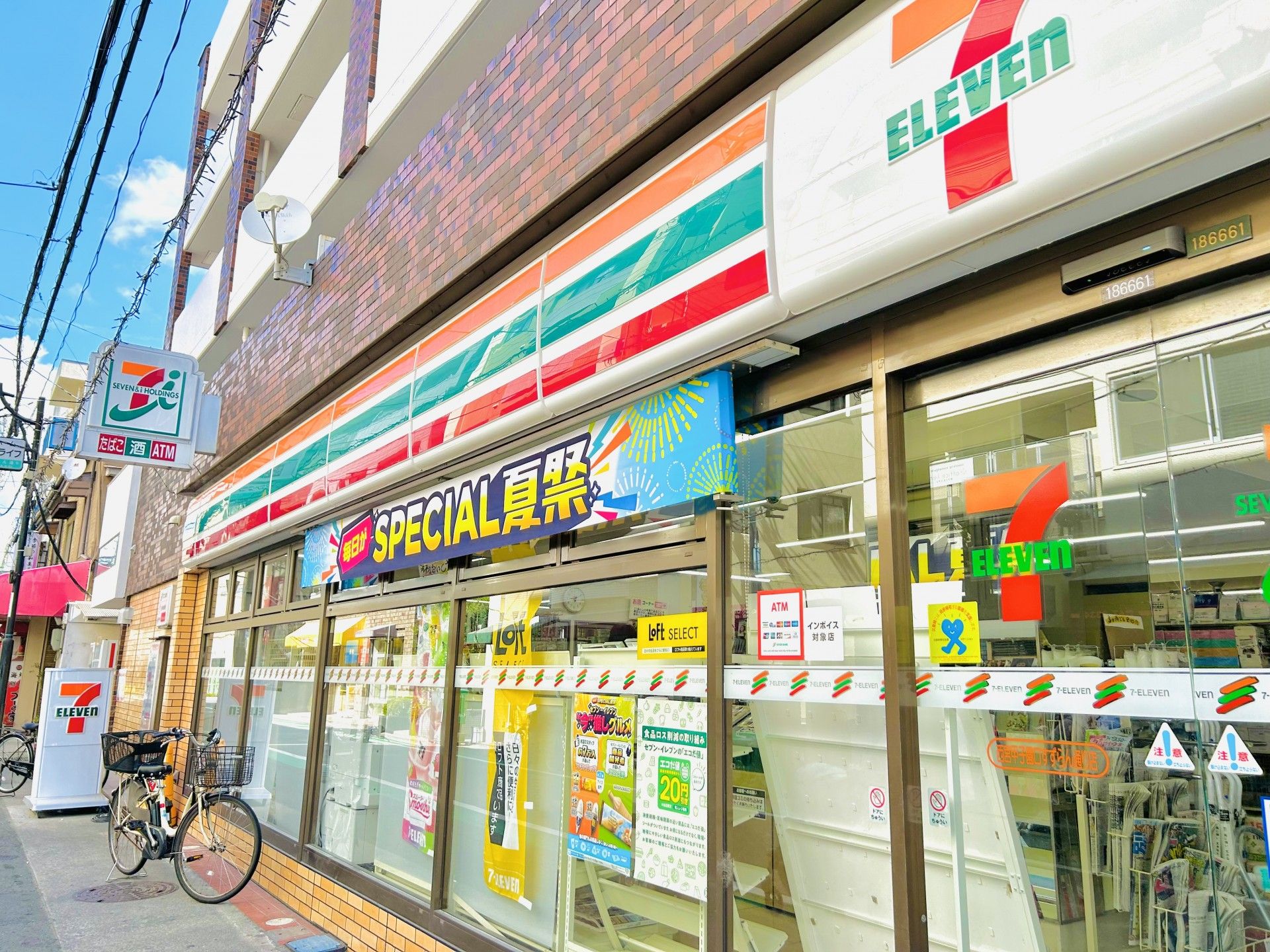便利なコンビニエンスストア外観