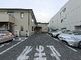 駐車場のある建物の外観