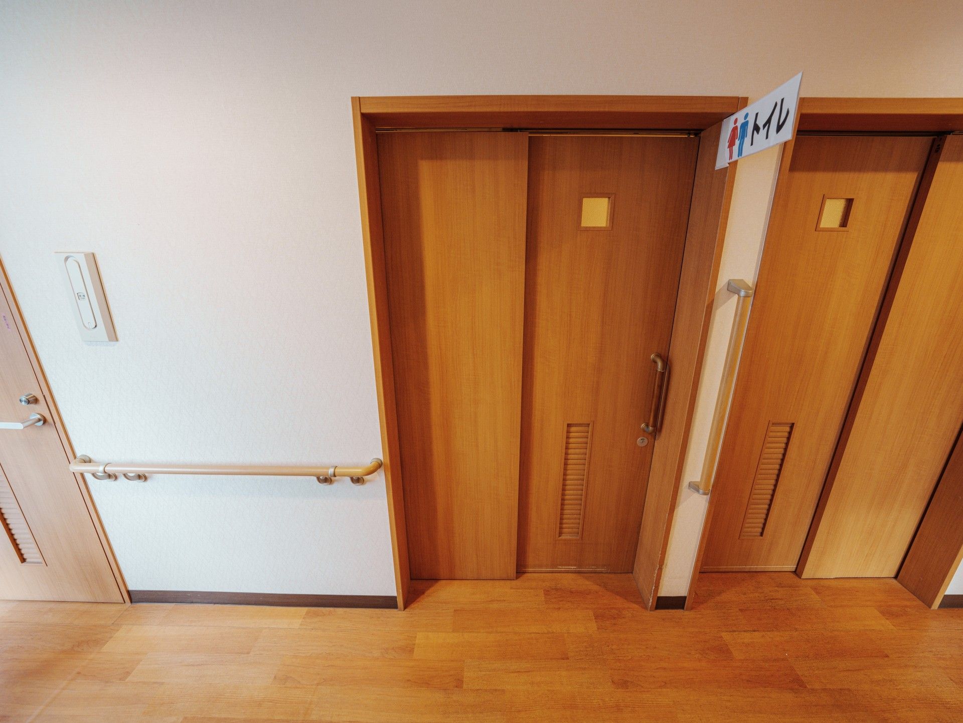 手すり付きのトイレ入口