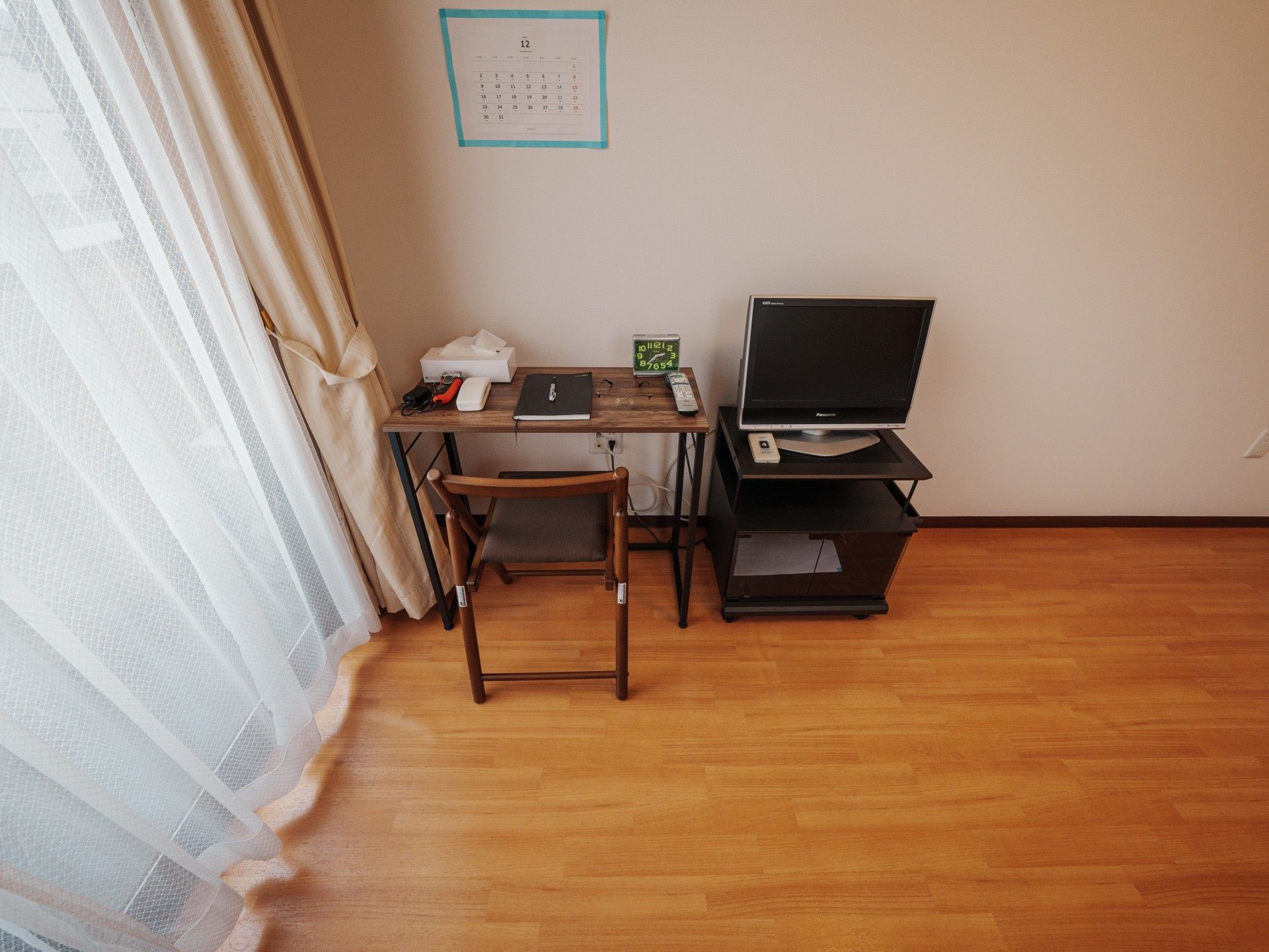 机とテレビのある部屋