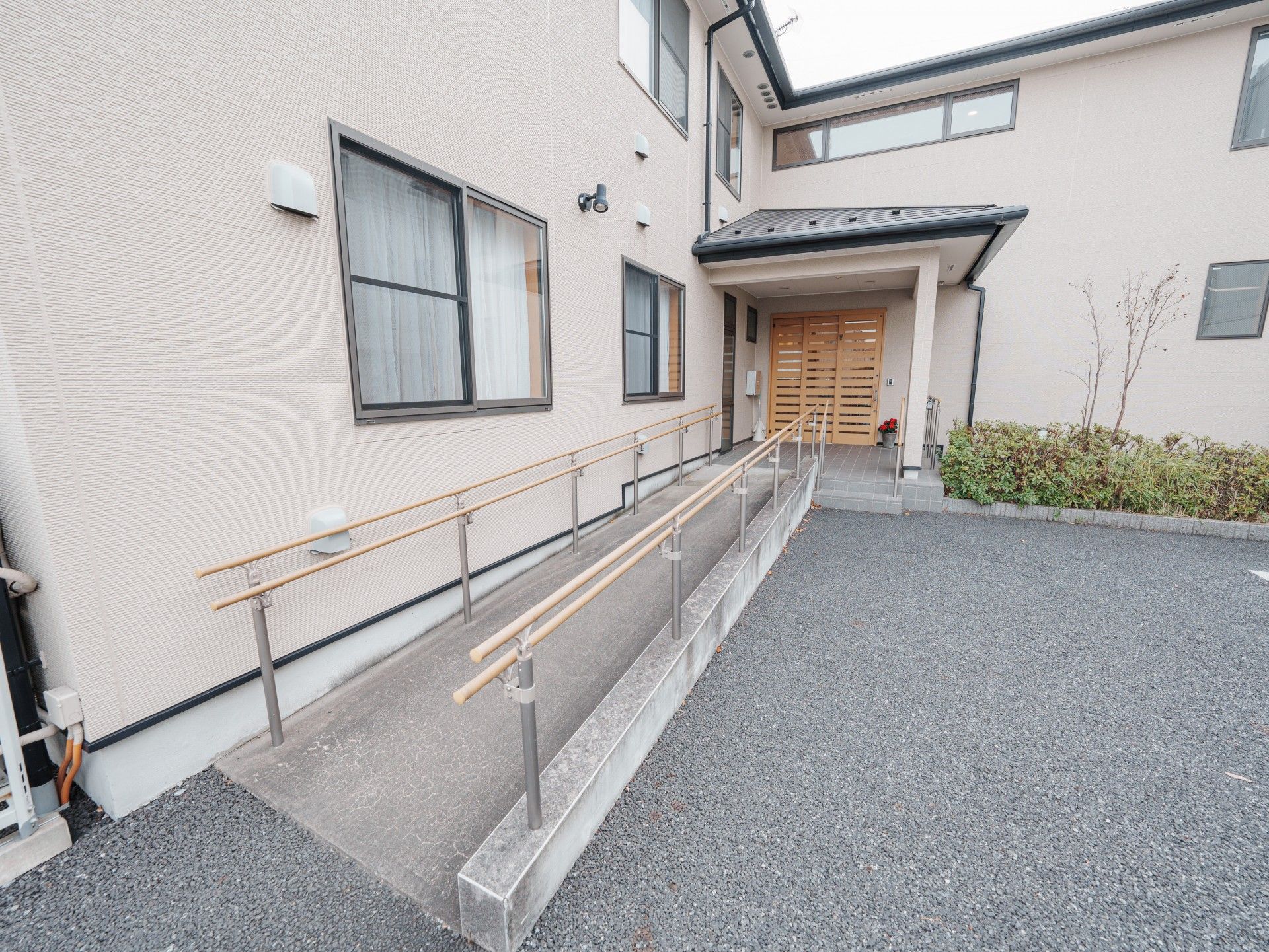 手すり付きのスロープ入口