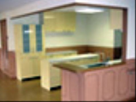 調理できるスペースが十分広いので、入居者様同士でお料理をすることができる。必要な器具はそろっている。