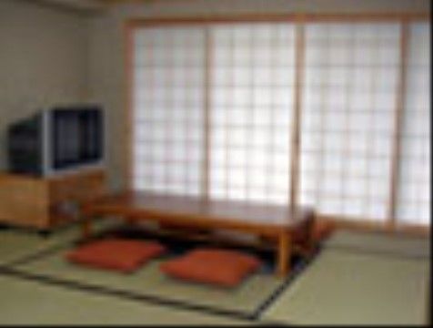 落ち着きのある和室にテーブルと座布団が設置されている。テレビもあるので、くつろぎながら談笑やテレビ鑑賞ができる。