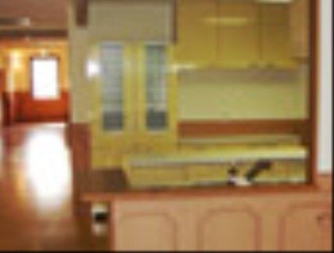 イエローカラーがオシャレで料理をするのが楽しくなる空間。カウンターがあるので配膳するのにも楽である。
