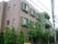 緑と茶色で塗装された、３階建ての施設である。建物の周りにはたくさんの木を植え、外から中が見えないようにしている。