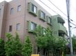 緑と茶色で塗装された、３階建ての施設である。建物の周りにはたくさんの木を植え、外から中が見えないようにしている。