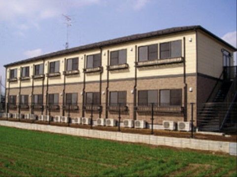 施設は２階建ての建物になっており、外階段が設置されている。窓には、転落防止柵が取り付けられている。敷地はフェンスで囲まれている。